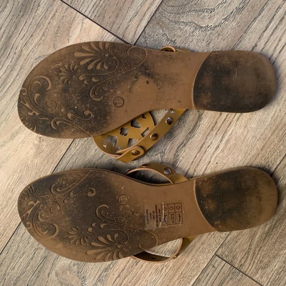 PIERRE DUMAS WOMEN'S LIMIT-20 MEDALLION FLIP FLOP SANDALS MOCHA 7.5 - Picture 8 of 8